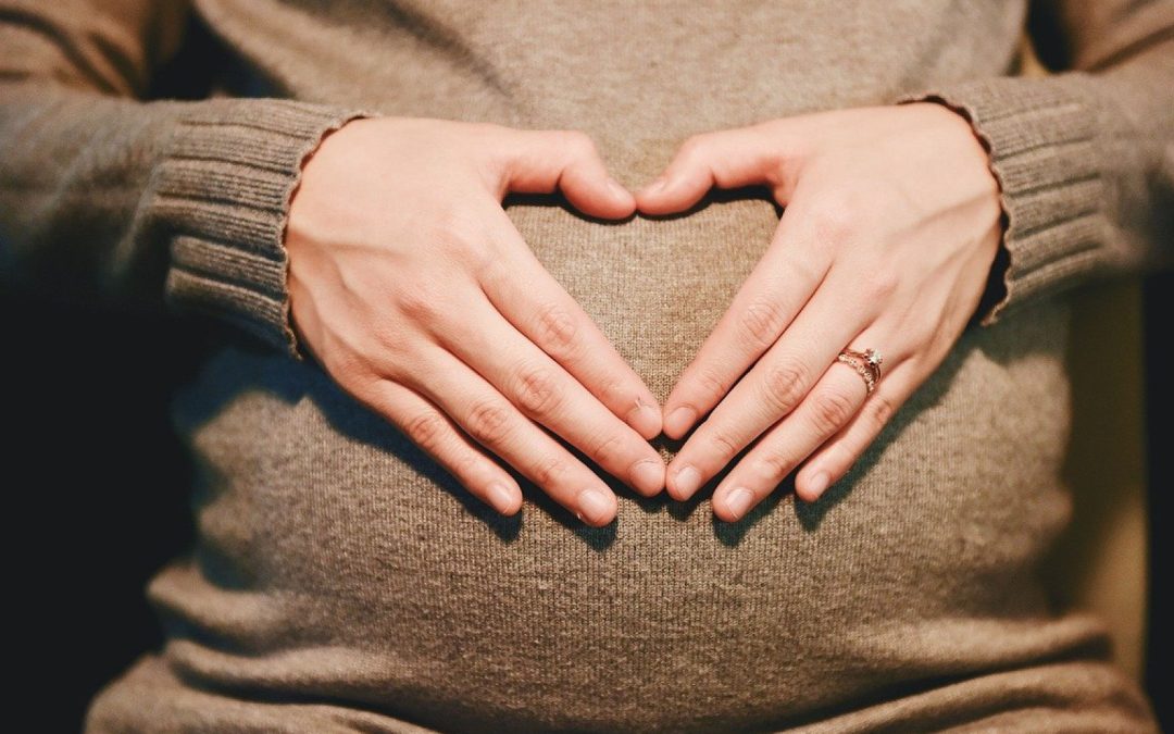 Une femme enceinte doit se renseigner concernant le suivi de grossesse