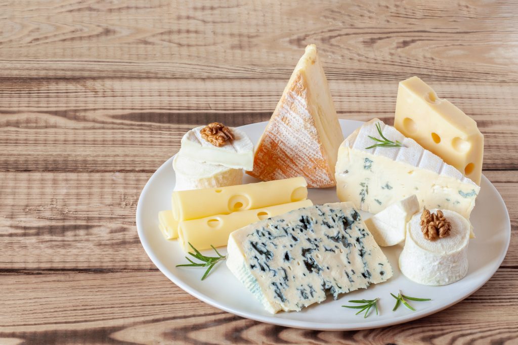 assortiment de fromages dans une assiette