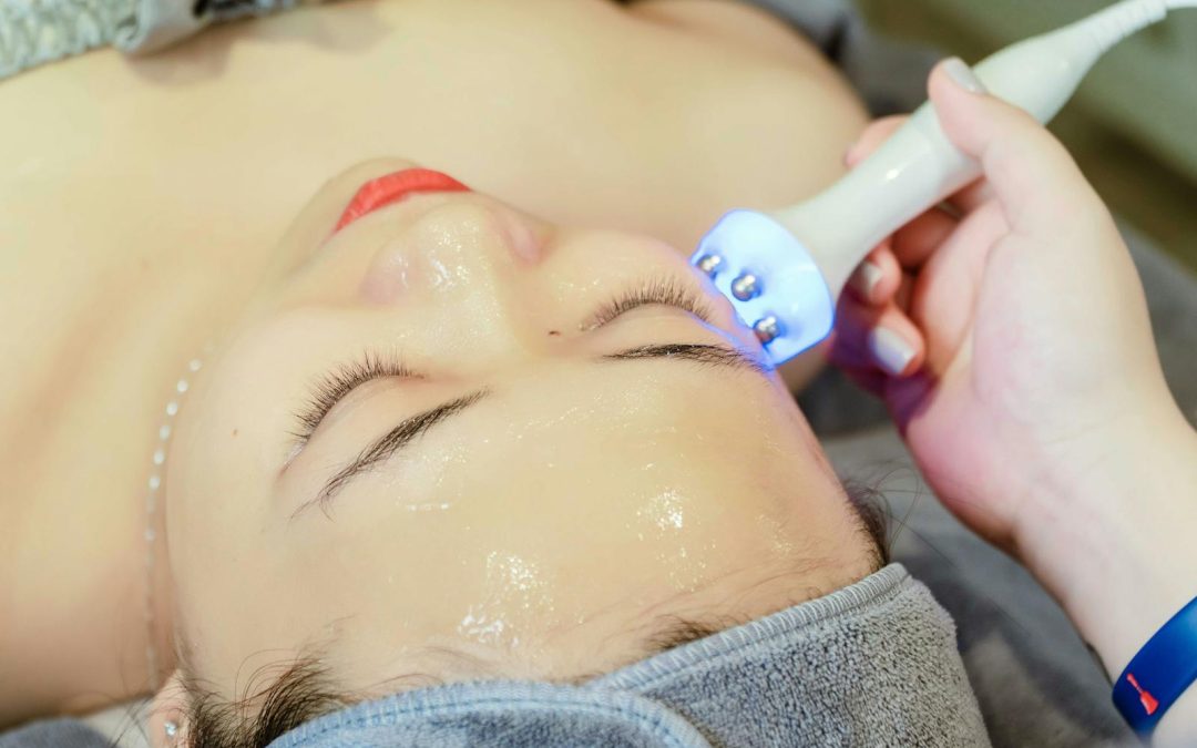 Gros plan d'une femme recevant un traitement de la peau par ultrasons dans un salon